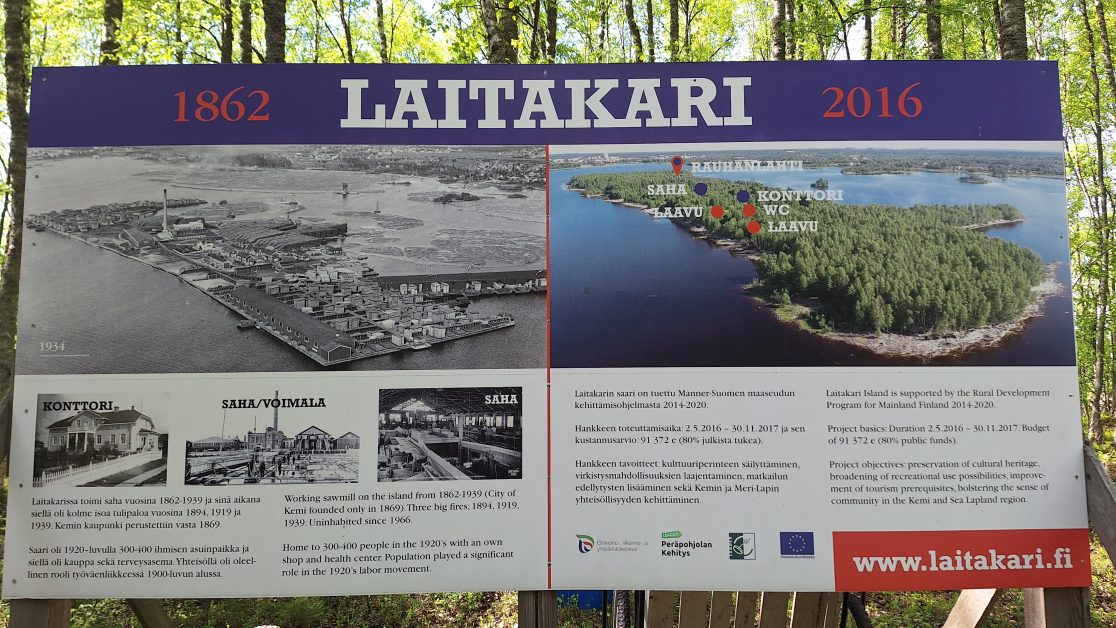 Infotaulu Laitakarin historiasta ja kunnostushankkeista, mukana muutama kuvaa